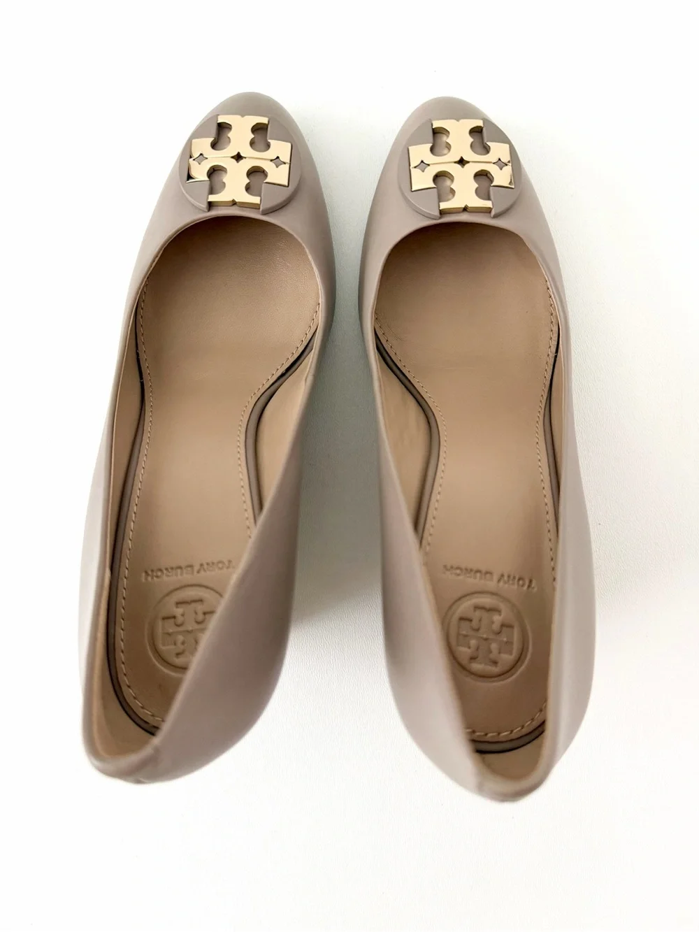 TORY BURCH | Luna Wedge Pumps French Gray Leather Logo Medallion Heels Size 7.5